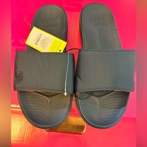 All in motion men’s size 9 navy slides